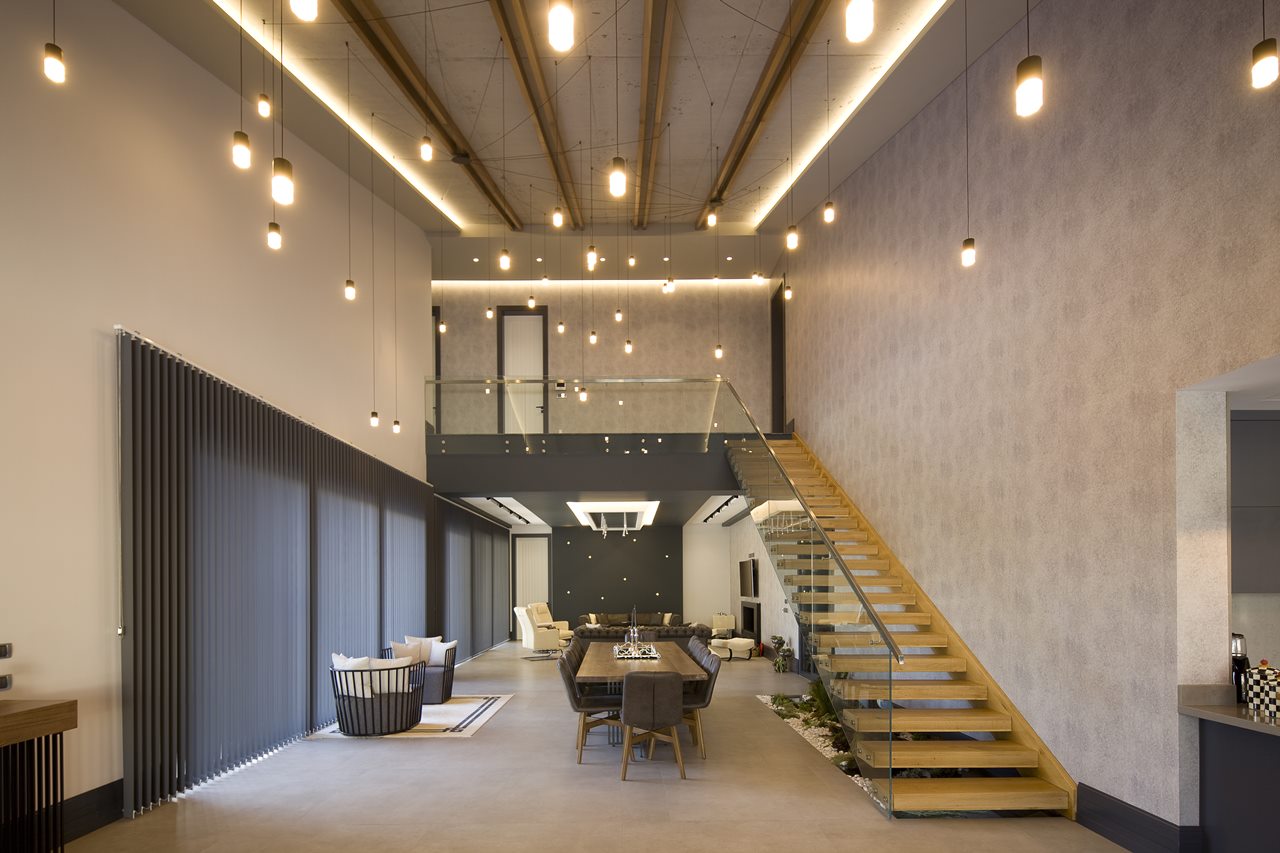Çift katlı loft yaşam alanında katmanlı aydınlatma