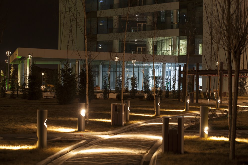 Kampüs yürüyüş yolunda peyzaj aydınlatması